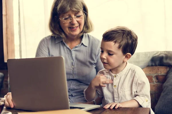 Avó e neto com laptop — Fotografia de Stock