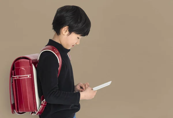 Asiatico ragazzo utilizzando digitale tablet — Foto Stock
