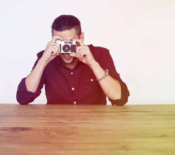 Homme photographe avec caméra — Photo