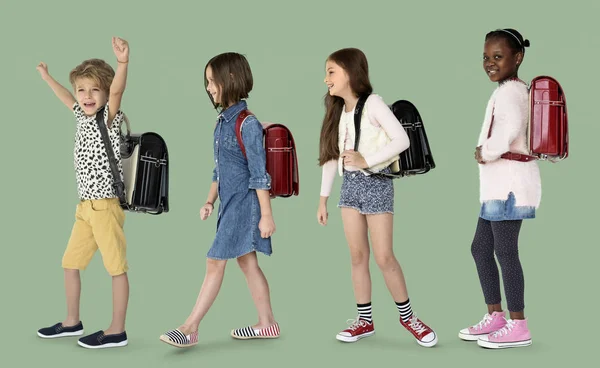 Çocuklar okula yürüme turistik arka çantalar — Stok fotoğraf