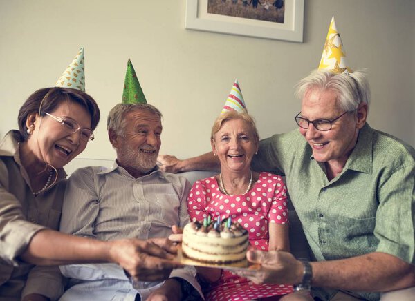 Старшие люди празднуют день рождения
