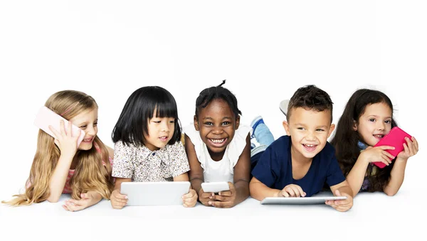 Crianças usando dispositivos eletrônicos — Fotografia de Stock