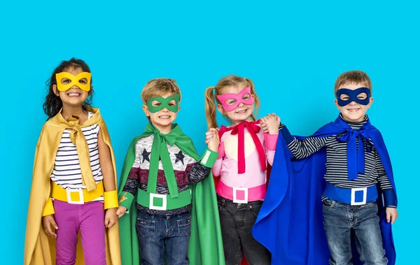 Glückliche Kinder in Superheldenkostümen — Stockfoto