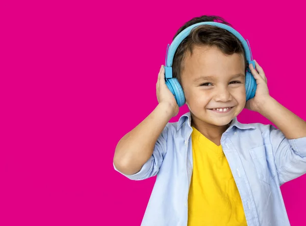 Boy Listening Música em fones de ouvido azuis — Fotografia de Stock