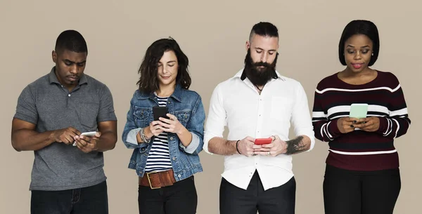 Jovens usando smartphones — Fotografia de Stock