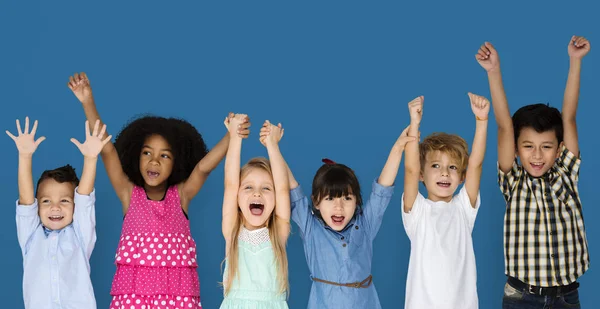 Niños tomados de la mano —  Fotos de Stock