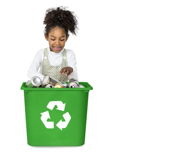 Dívka oddělující recyklovatelné plechovky — Stock fotografie