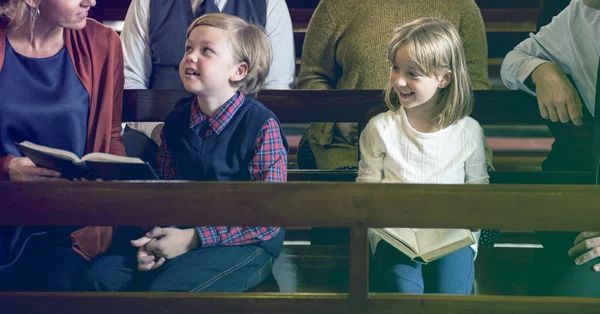 Familie zitten in de kerk — Stockfoto