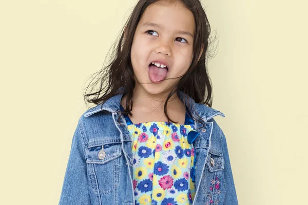 Menina mostrando língua — Fotografia de Stock