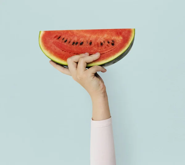 Kézi betöltő görögdinnye szelet — Stock Fotó