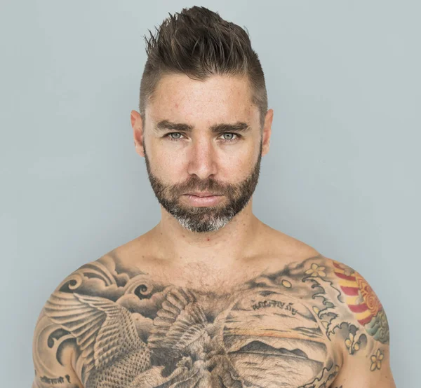 Félmeztelen férfi tetoválásokat — Stock Fotó