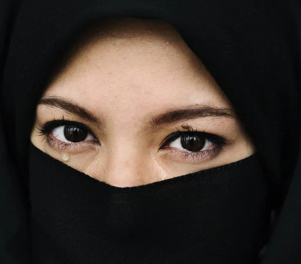 Portrait of muslim woman in hijab — Stock Photo, Image