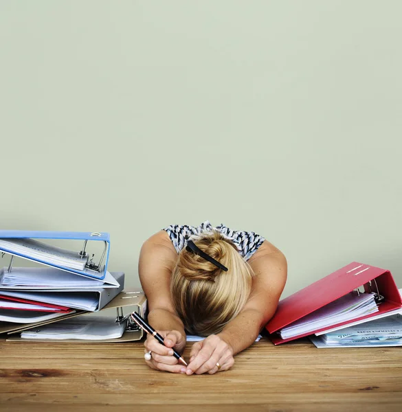 Utmattad kvinnlig arbetstagare handpåläggning tabell — Stockfoto