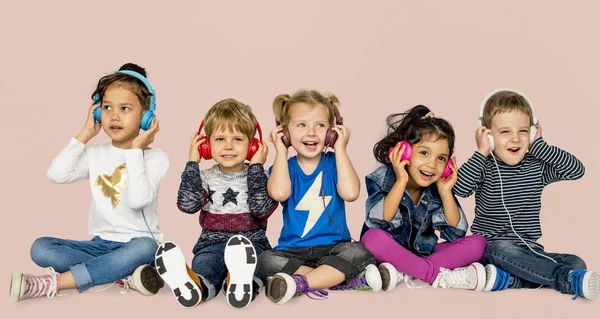 Adorables niños escuchando música —  Fotos de Stock