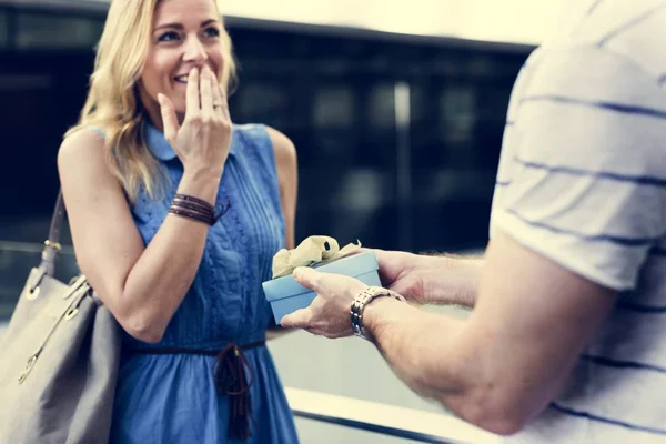 Mujer tomando regalo envuelto —  Fotos de Stock