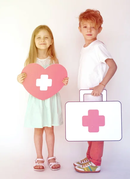 Gyerekek, holding, orvosi papír-ikonok — Stock Fotó