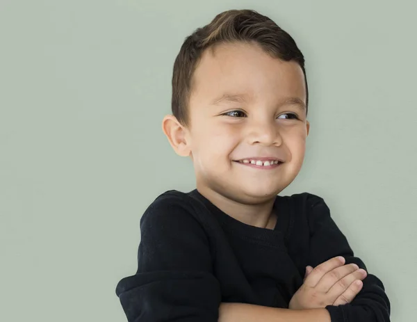 Jongen met gekruiste armen — Stockfoto