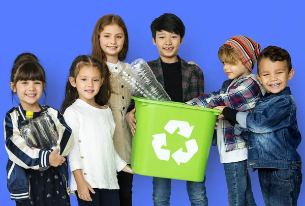 孩子们和塑料瓶在回收站 — 图库照片
