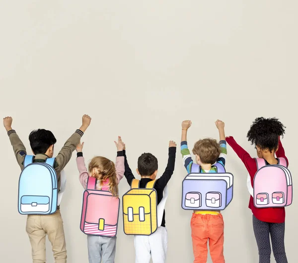Школьные друзья с бумажными рюкзаками — стоковое фото
