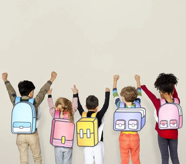 Amigos da escola com mochilas de papel — Fotografia de Stock