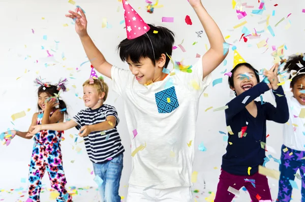 Дети на вечеринке в день рождения — стоковое фото