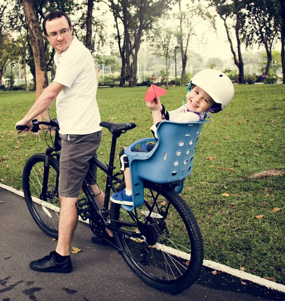 家庭在公园里骑自行车 — 图库照片