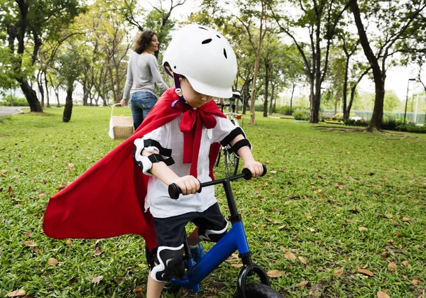 男孩在公园里骑自行车 — 图库照片