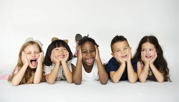 Niños jugando juntos — Foto de Stock