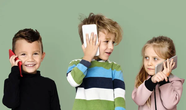 Niños hablando por teléfono — Foto de Stock