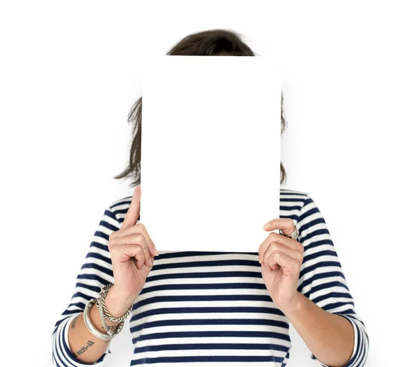 Mujer sosteniendo tablero en blanco —  Fotos de Stock