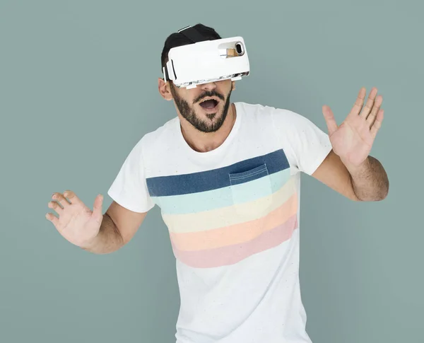 Uomo con auricolare realtà visiva — Foto Stock