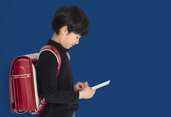 Ásia menino usando digital tablet — Fotografia de Stock