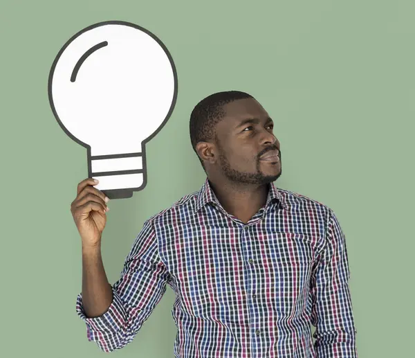 Homme tenant une ampoule électrique en papier — Photo