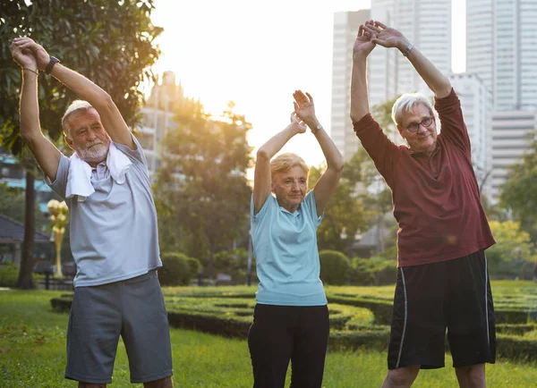 Senior mensen doen oefeningen — Stockfoto