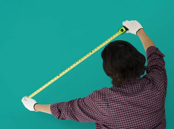 Man using tape measure — Stock Photo, Image