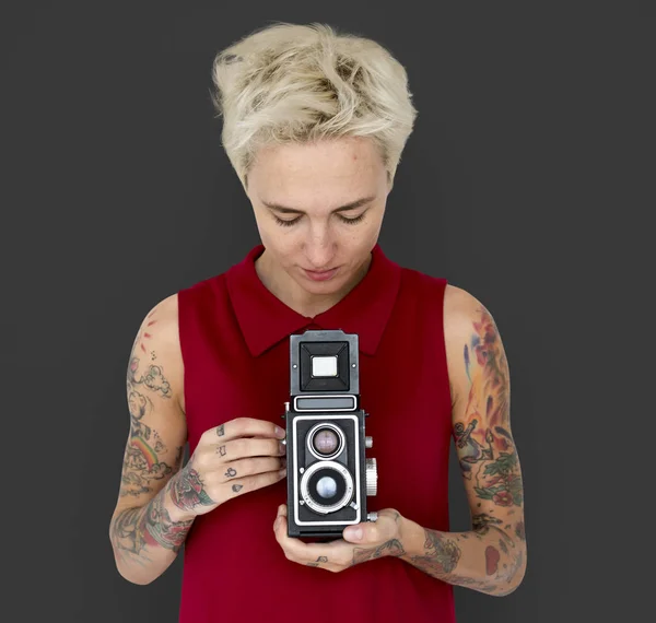 Γυναίκα εκμετάλλευση κάμερας ρετρό — Φωτογραφία Αρχείου