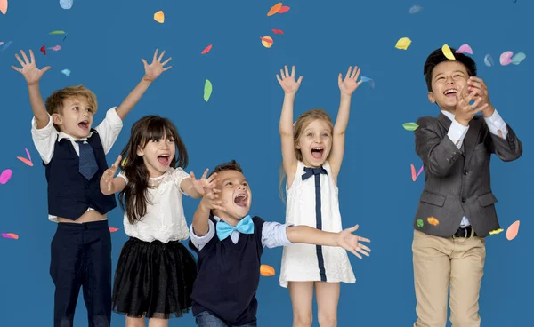 Crianças comemorando com confete — Fotografia de Stock