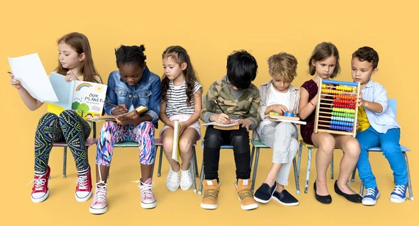 Niños estudiando y haciendo tareas domésticas — Foto de Stock