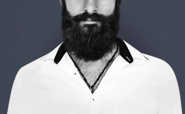Молодой человек с усами и бородой — стоковое фото