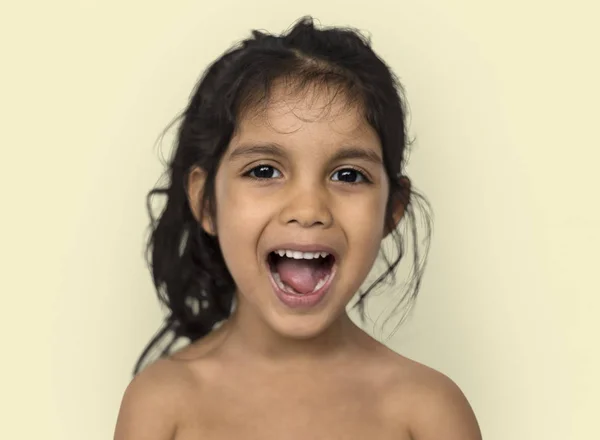 Маленька дівчинка з відкритим ротом — стокове фото