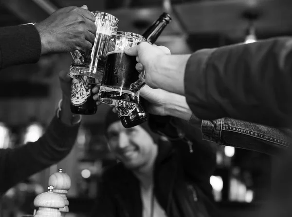 As pessoas saúdam com cerveja — Fotografia de Stock