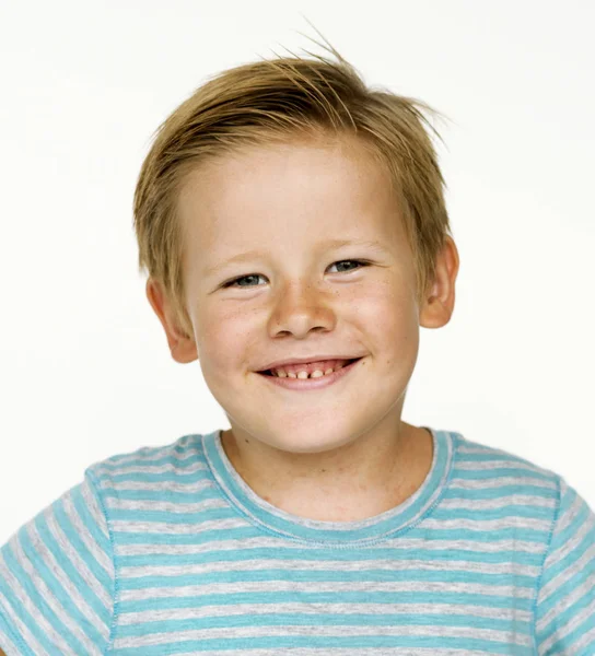 Маленький мальчик улыбается — стоковое фото