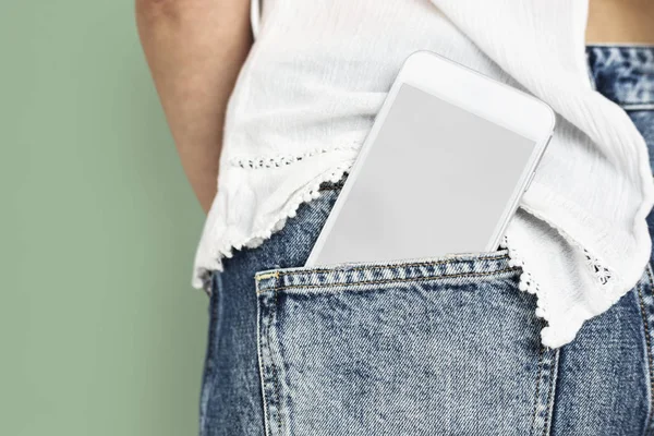 Digitální smartphone v džínách kapsy — Stock fotografie