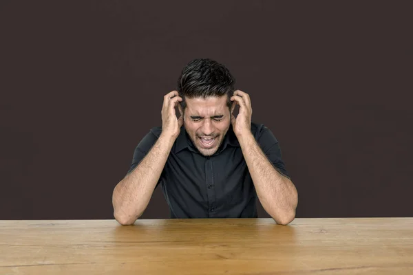 Стрессовый человек за столом — стоковое фото
