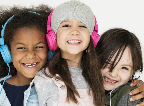 Meninas em fones de ouvido — Fotografia de Stock