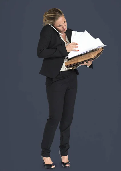 Femme d'affaires avec documents — Photo