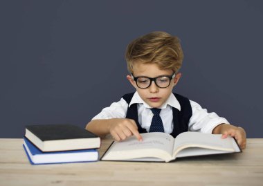 Küçük iş adamı çalışma masasında 