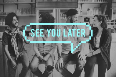 çok ırklı arkadaşlar konuşan bar