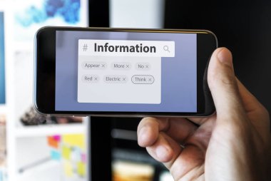 Akıllı telefon kullanan adam