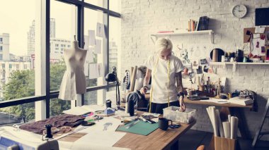 masada çalışan kadın terzi